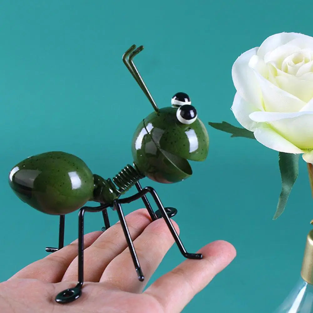 Escultura de Formiga em Metal para Jardim